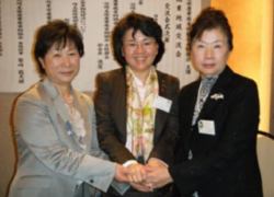 （右）埼玉県産業廃棄物協会女性部会会長・徳原様 （中央）当協会女性部　二木部長 （左）千葉県産業廃棄物協会女性部会長・宮内様