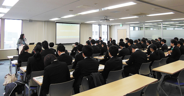 メモをとりながら真剣にパネルディスカッションを聴く学生さんたち