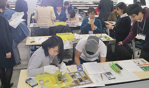 携帯電話の解体ワークショップ